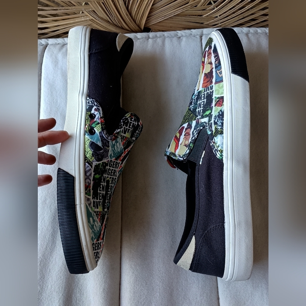 Toms Marvel Mens Black and Colorful Graphic Sneakers_12 - Picture 7 of 7